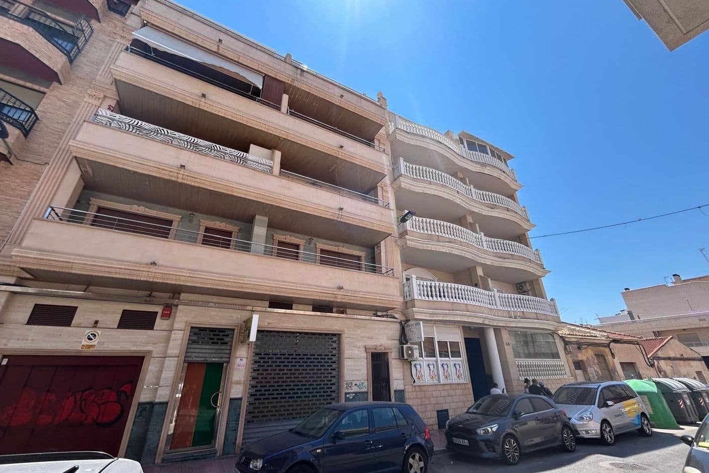 Charming ground floor apartment with two bedrooms near the beach and marina.