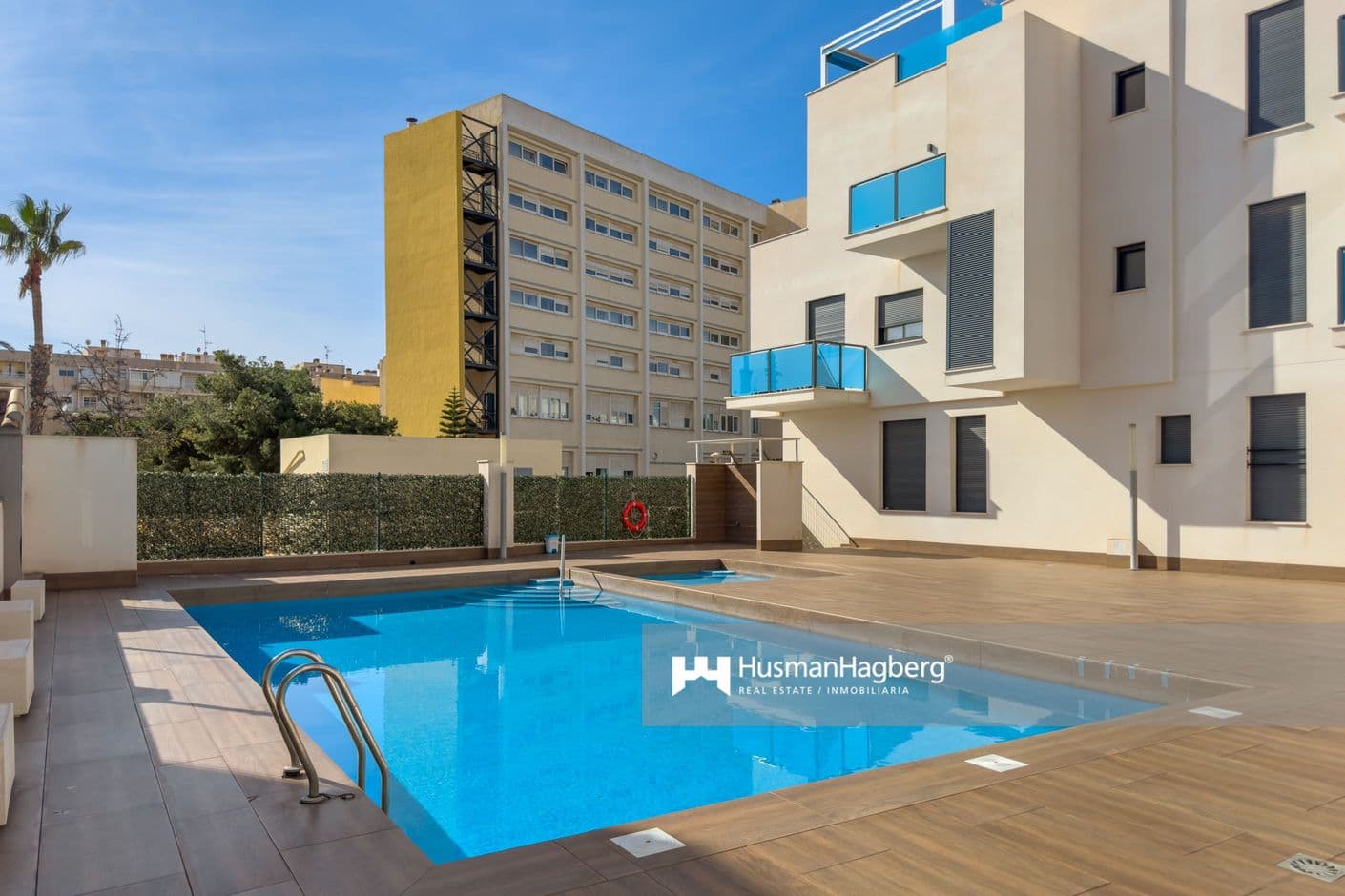 Stilrent och möblerat citynära hem med pool