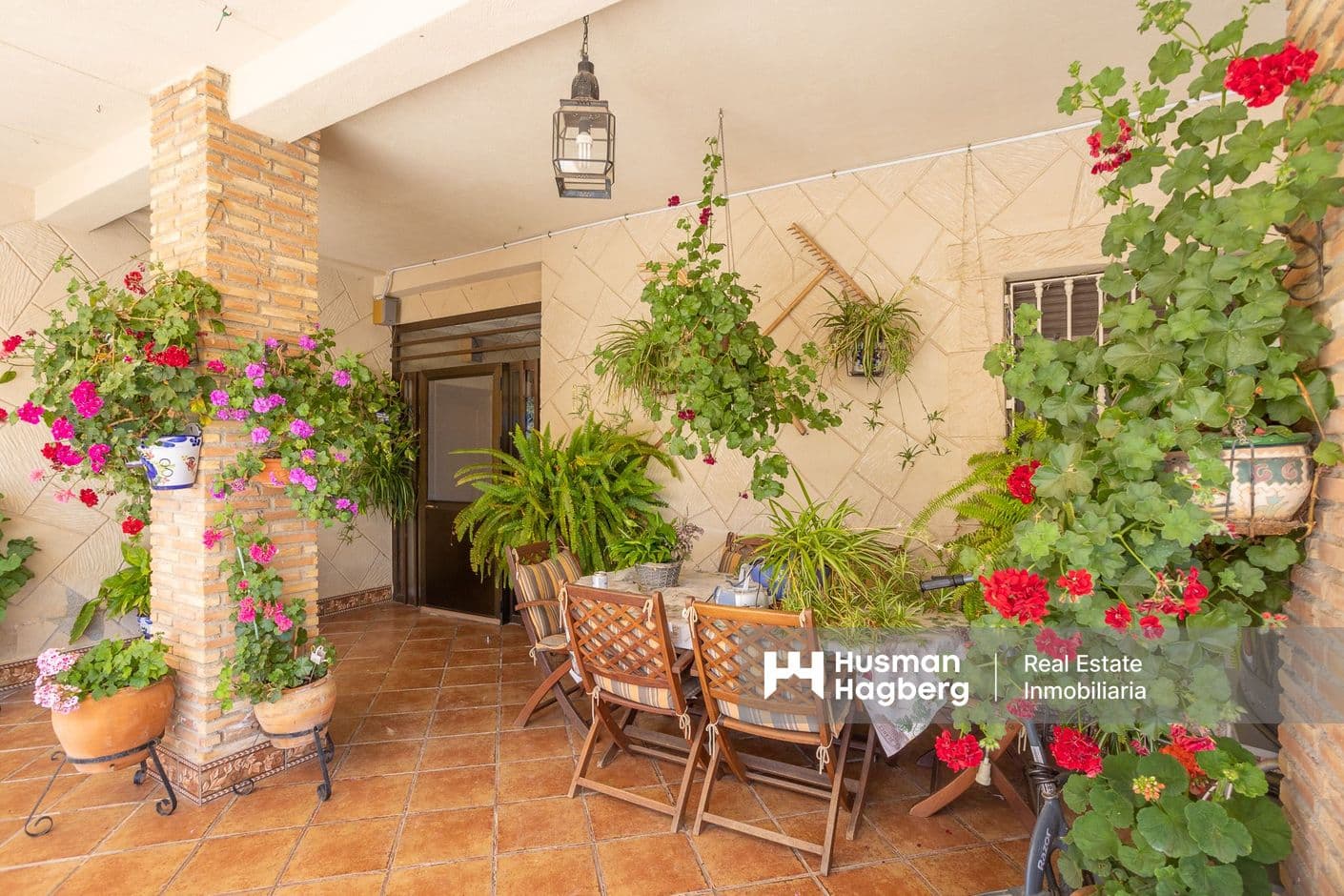 Väldisponerad och charmig villa med rymligt garage