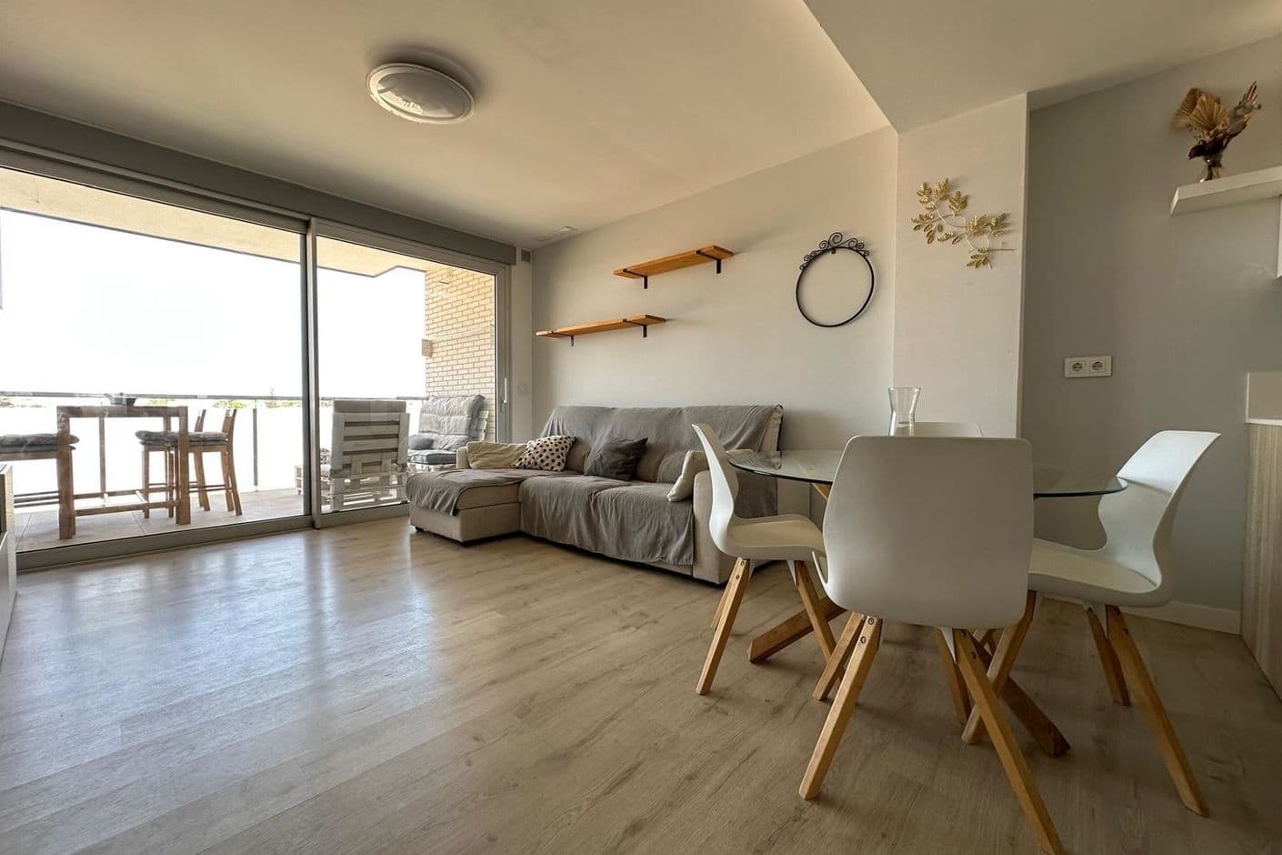 Modern våning med kvällssol nära stranden