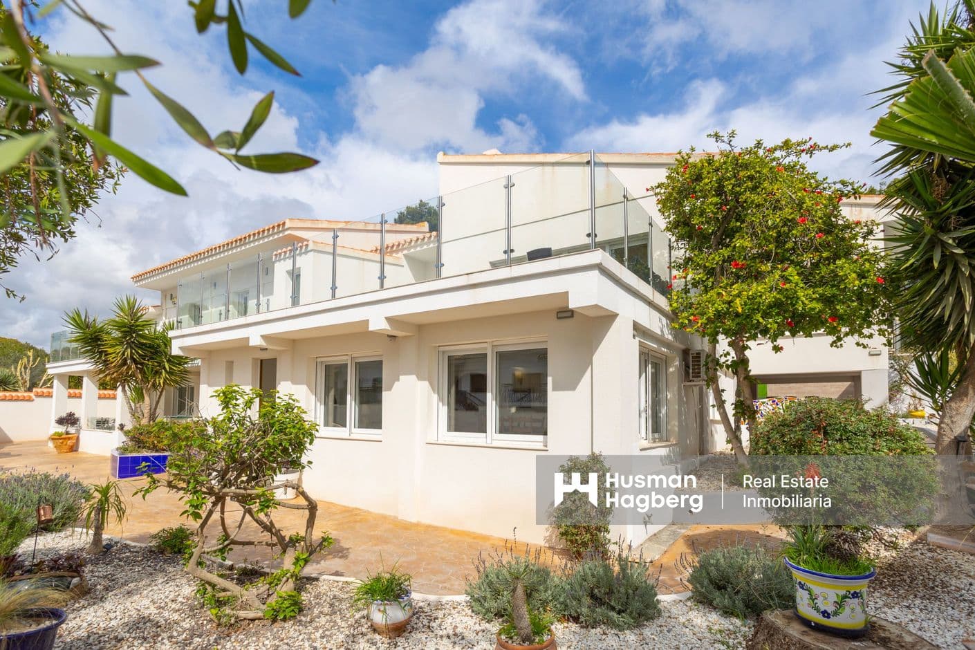 Villa med stora ytor och privat pool nära stranden