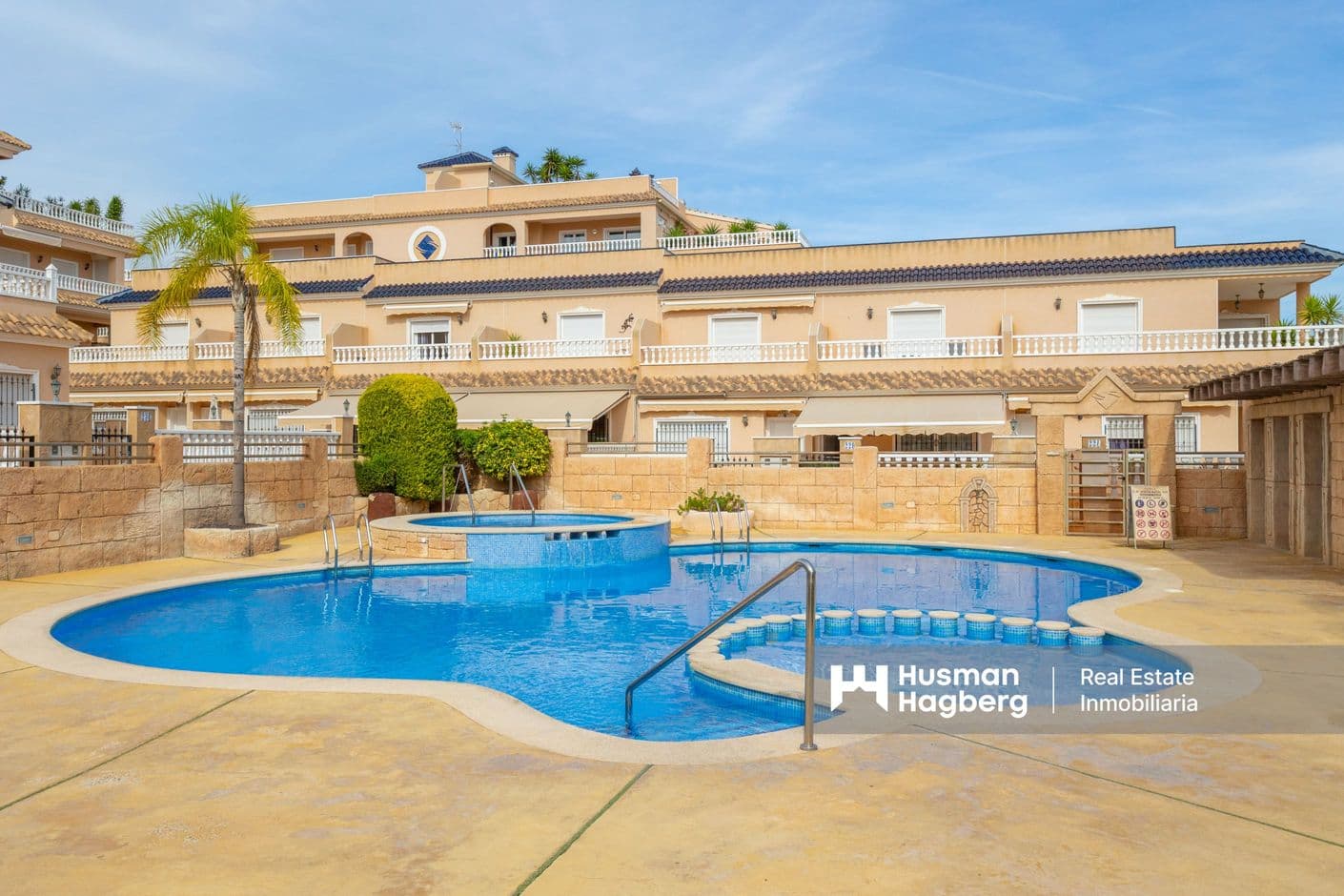 Stilren hörnlägenhet med stor terrass och gemensam pool