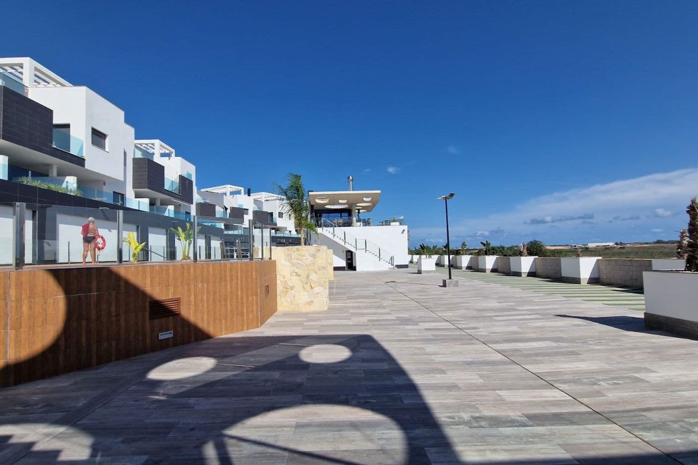 Modern takvåning med solarium, terrass och privat parkeringsplats