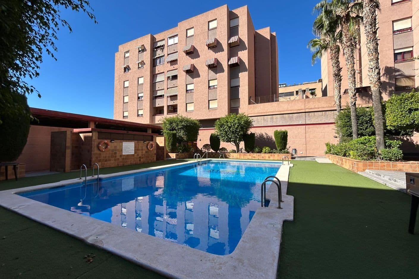 Casa luminosa y espaciosa con terraza y piscina comunitaria.