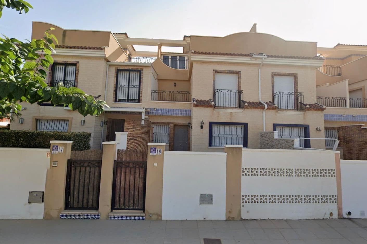 Rymligt parhus med terrass och gemensam pool