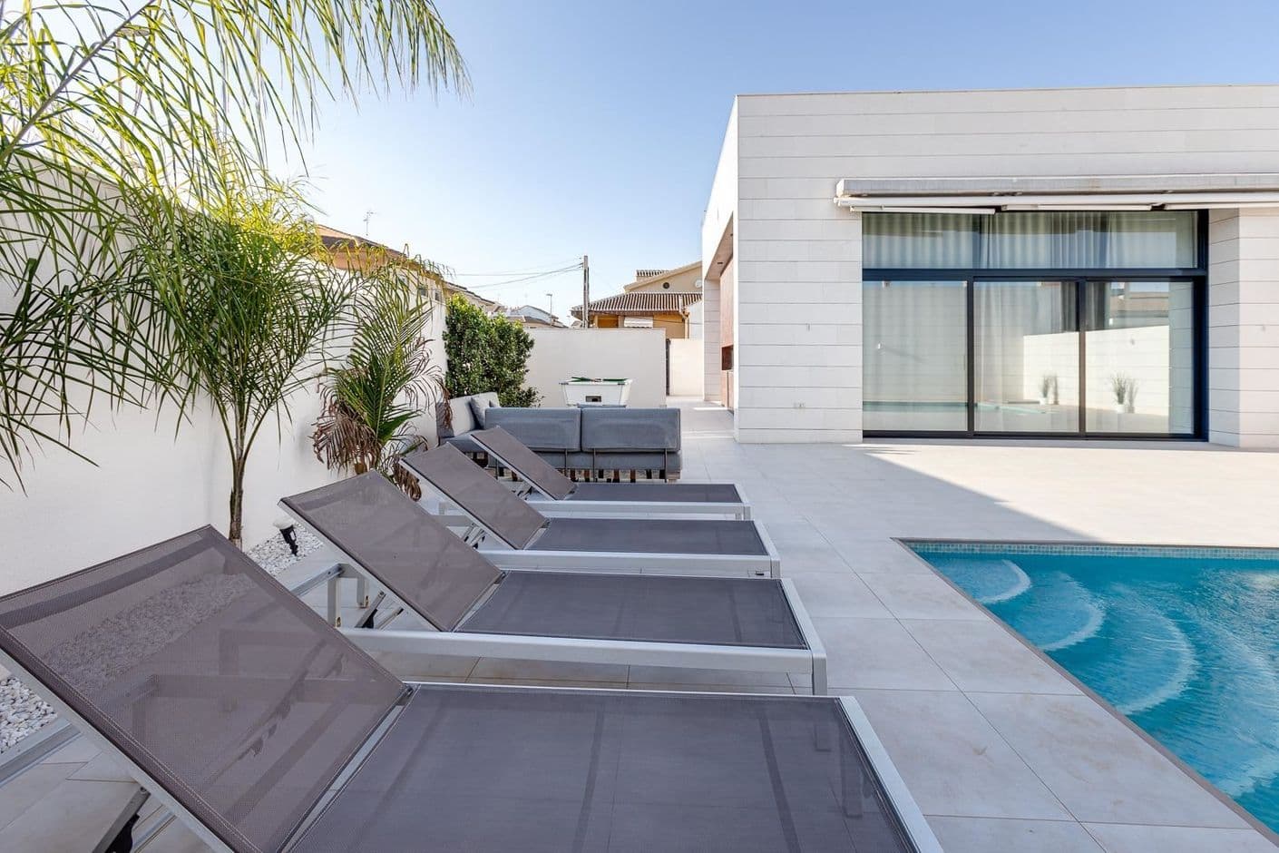 Modern medelhavsvilla med charm och närhet till havet