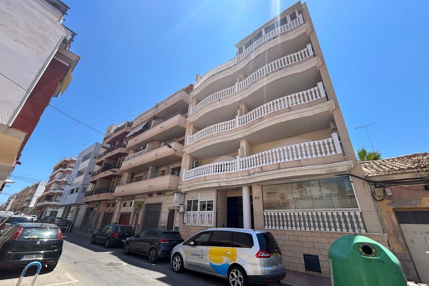 Charmig marklägenhet med två sovrum nära strand och marinan