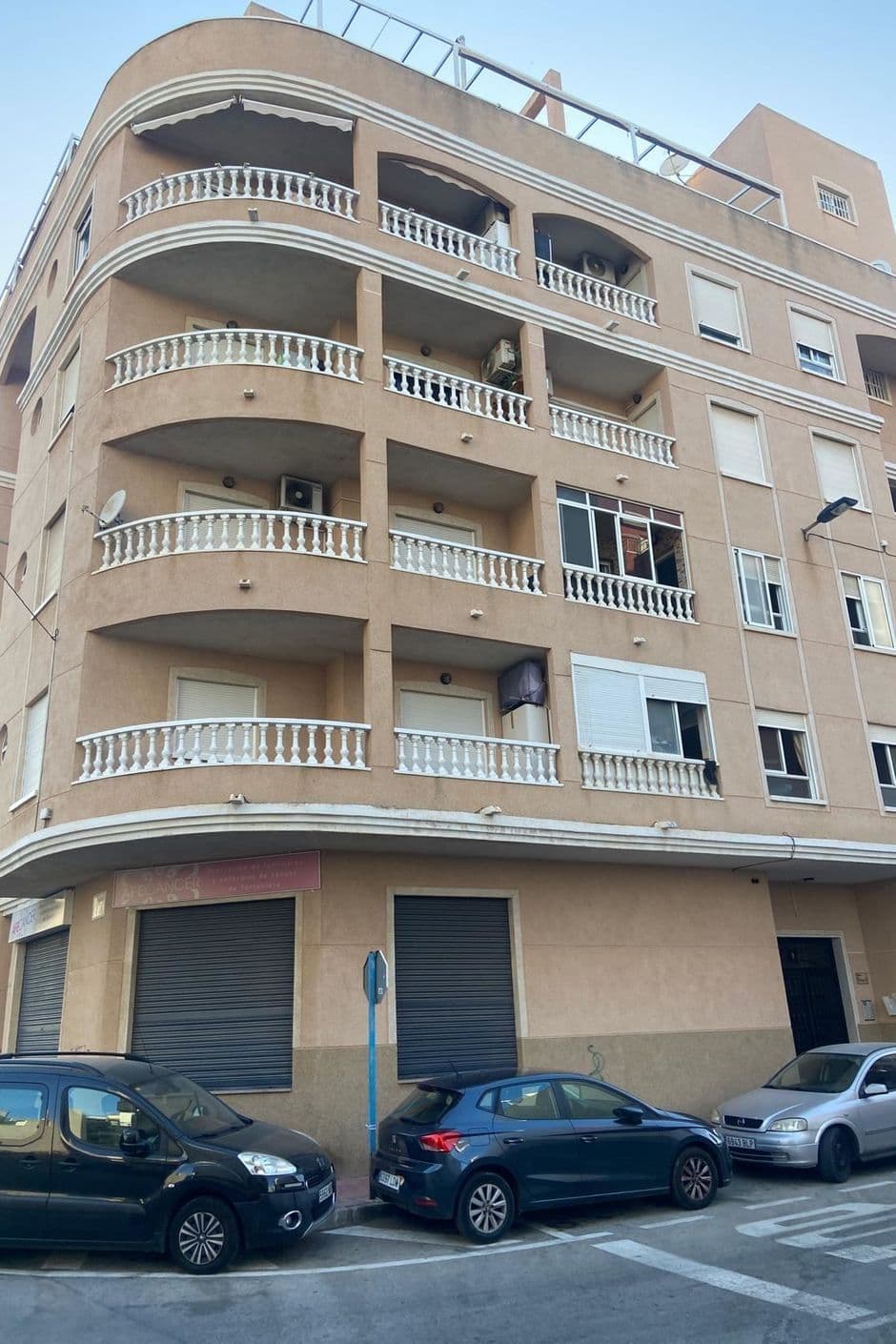 Ljus och välplanerad lägenhet med balkong och hiss