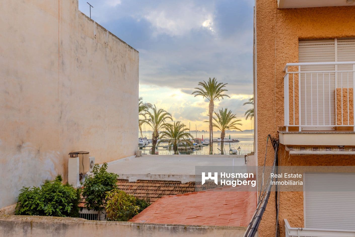 Nyrenoverad lägenhet med två terrasser nära Playa La Concha