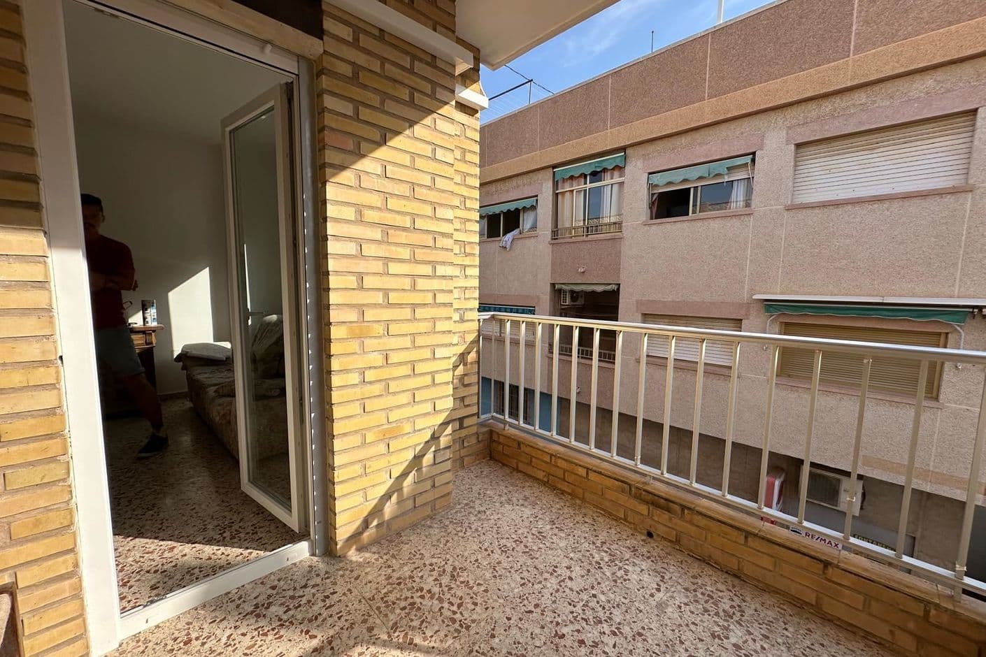 Nyrenoverad trerummare nära stranden