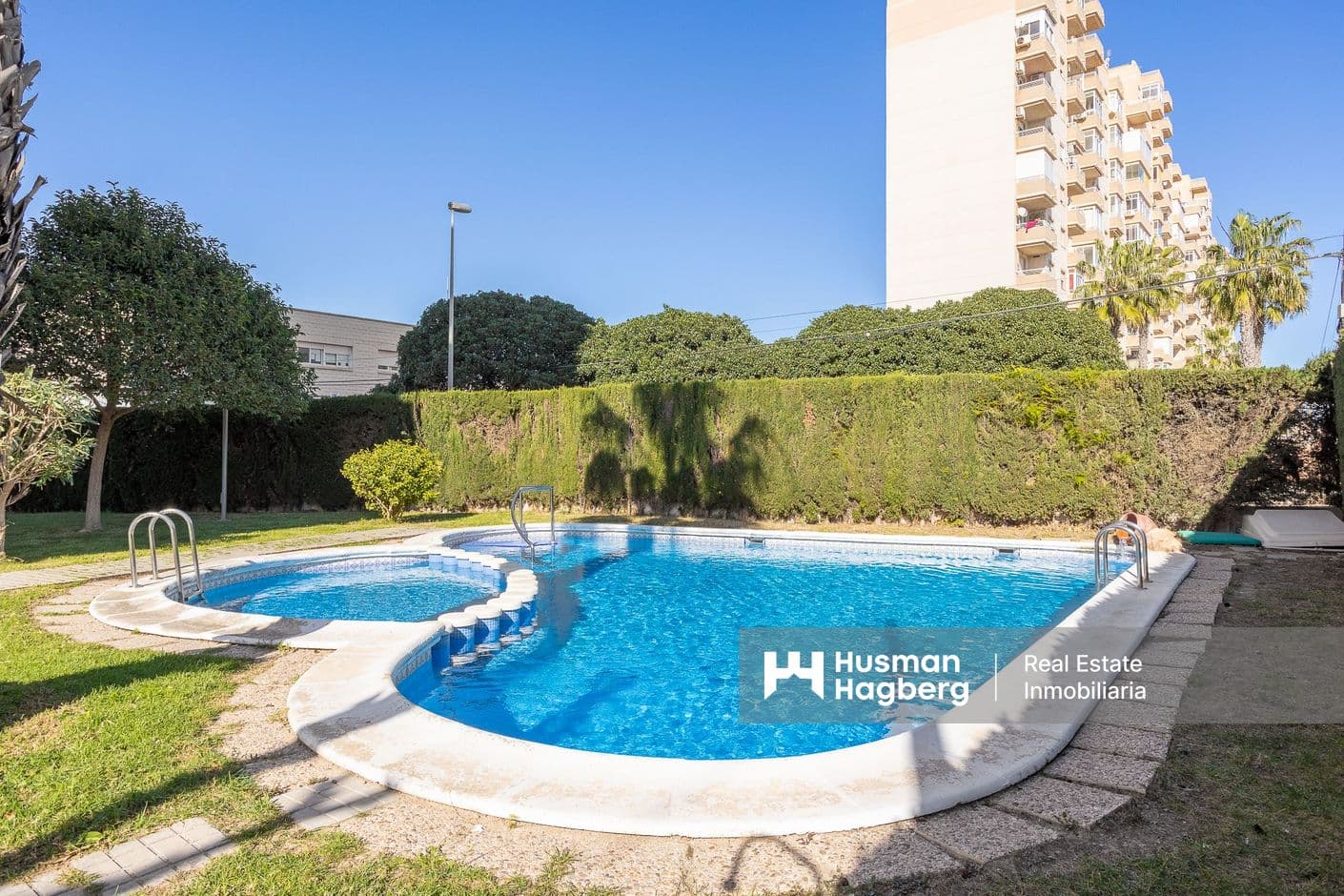 Ljus lägenhet med enorm terrass och stor potential