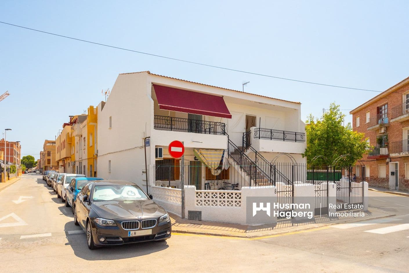 Kvällssol, stor balkong och bara 400 meter till stranden