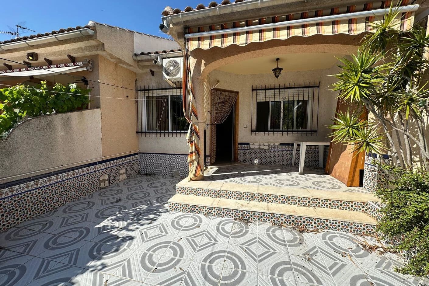 Hemtrevligt radhus beläget intill en grönskande trädgård