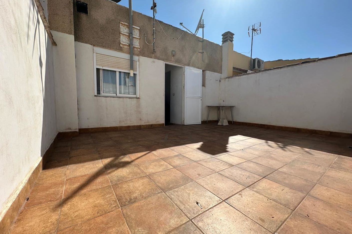 Hemtrevligt radhus beläget intill en grönskande trädgård