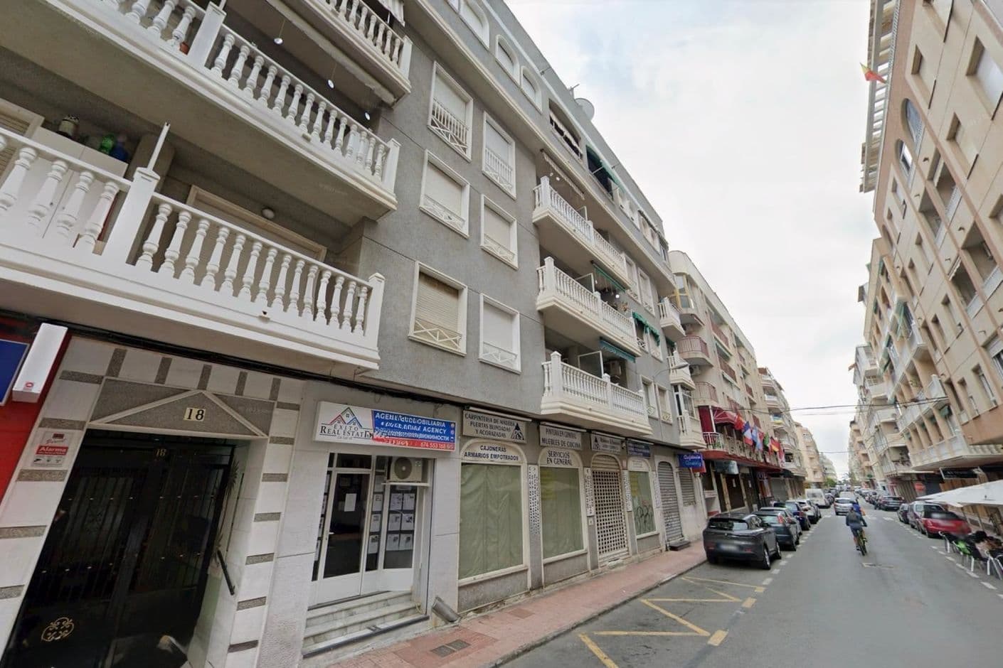 Ljusfylld takvåning med österläge och solig terrass