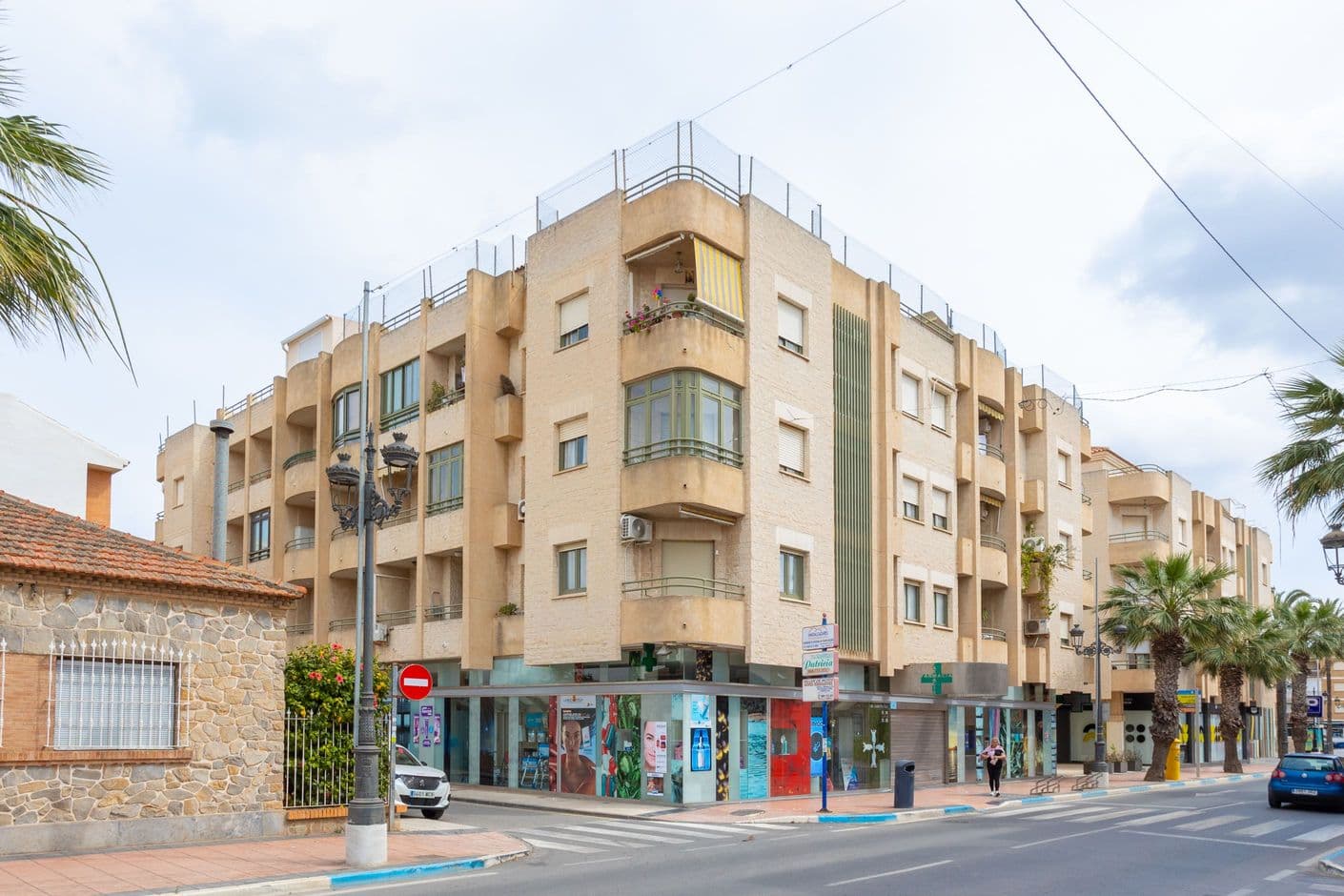 Rymlig lägenhet med fyra sovrum och två balkonger