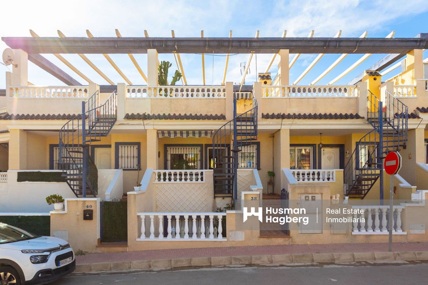 Radhus med stor solig takterrass och ett naturnära läge