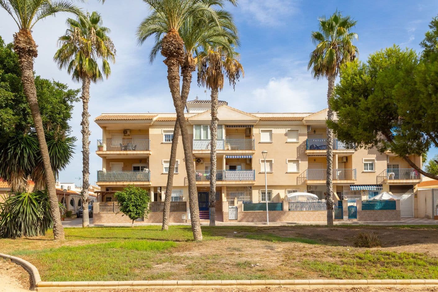 Lägenhet med balkong och takterrass om ca 70 kvm. Poolområde.