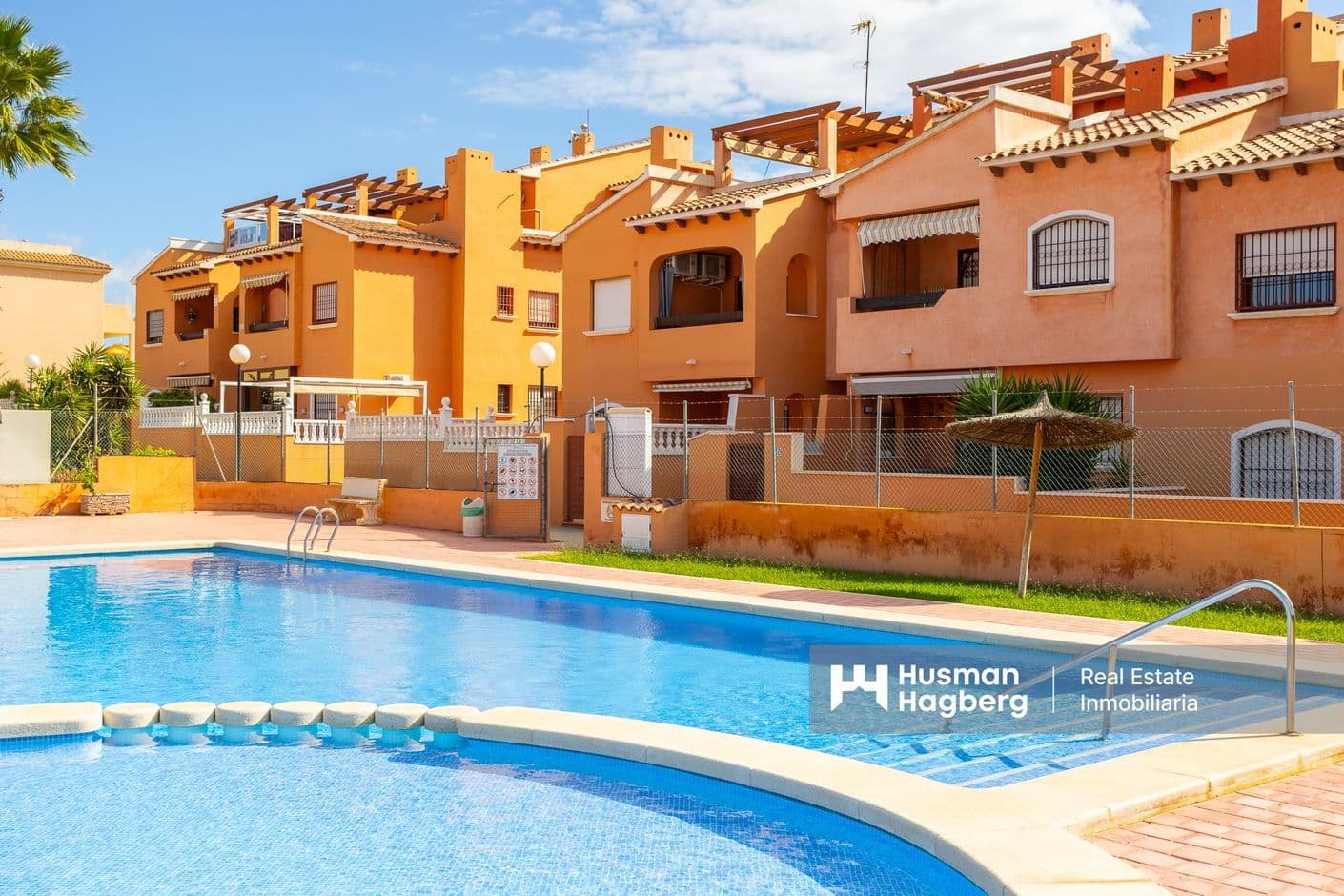 Ljus lägenhet med balkong och utsikt över poolområdet