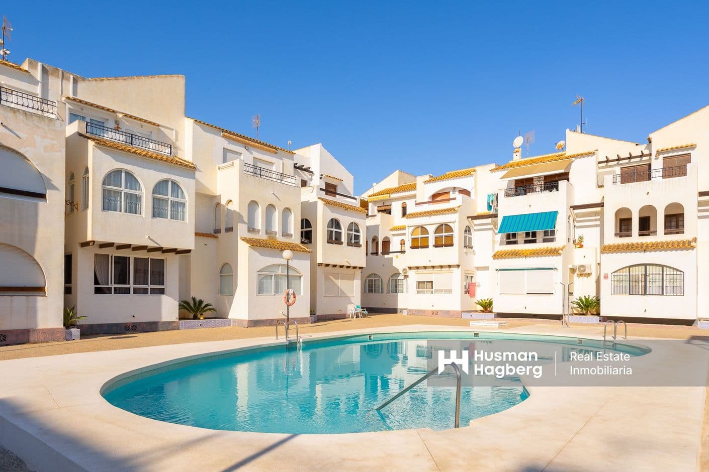 Charmig taklägenhet i soligt söderläge med gemensam pool