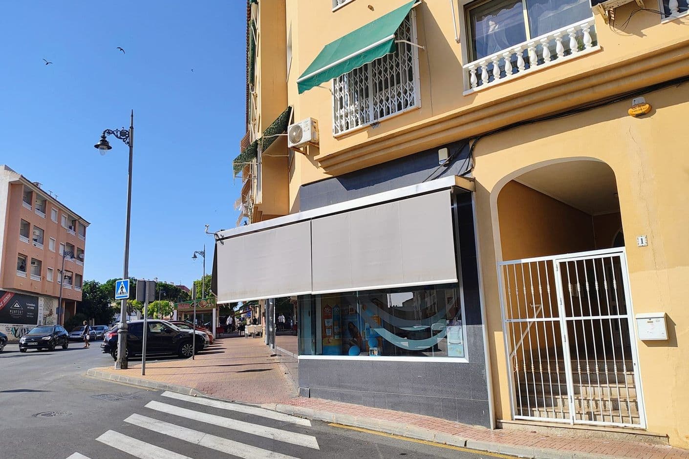 Nyrenoverad och inflyttningsklar lägenhet med poolutsikt