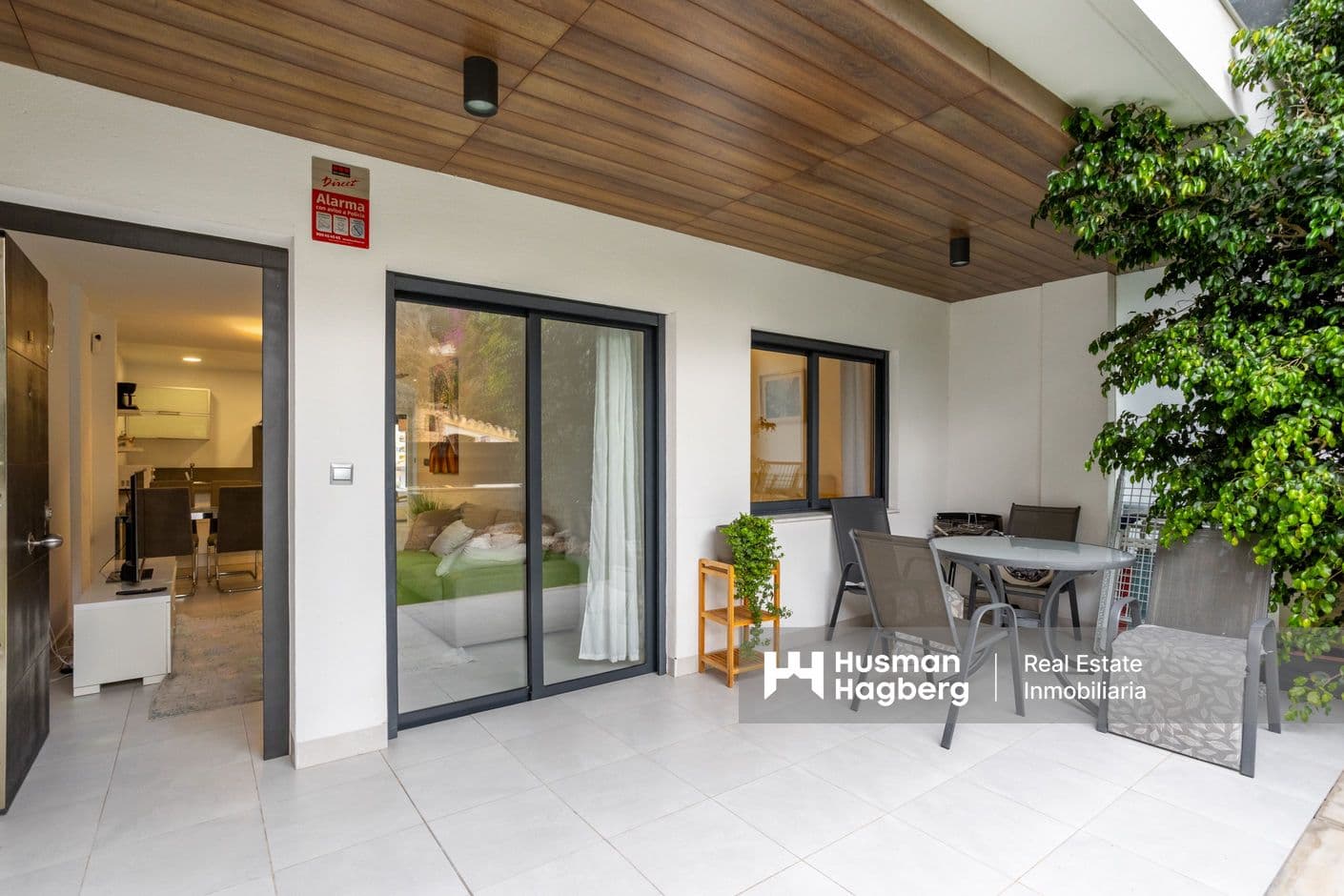 Modern markplanslägenhet med stor privat trädgård i soligt läge