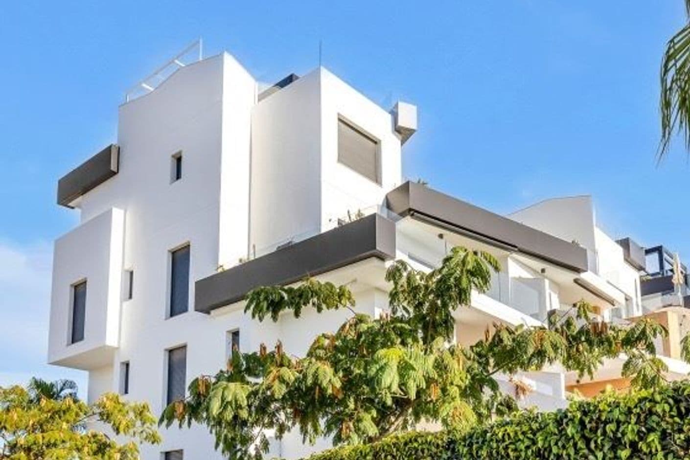 Elegant lägenhet med soliga terrasser och exklusiva faciliteter