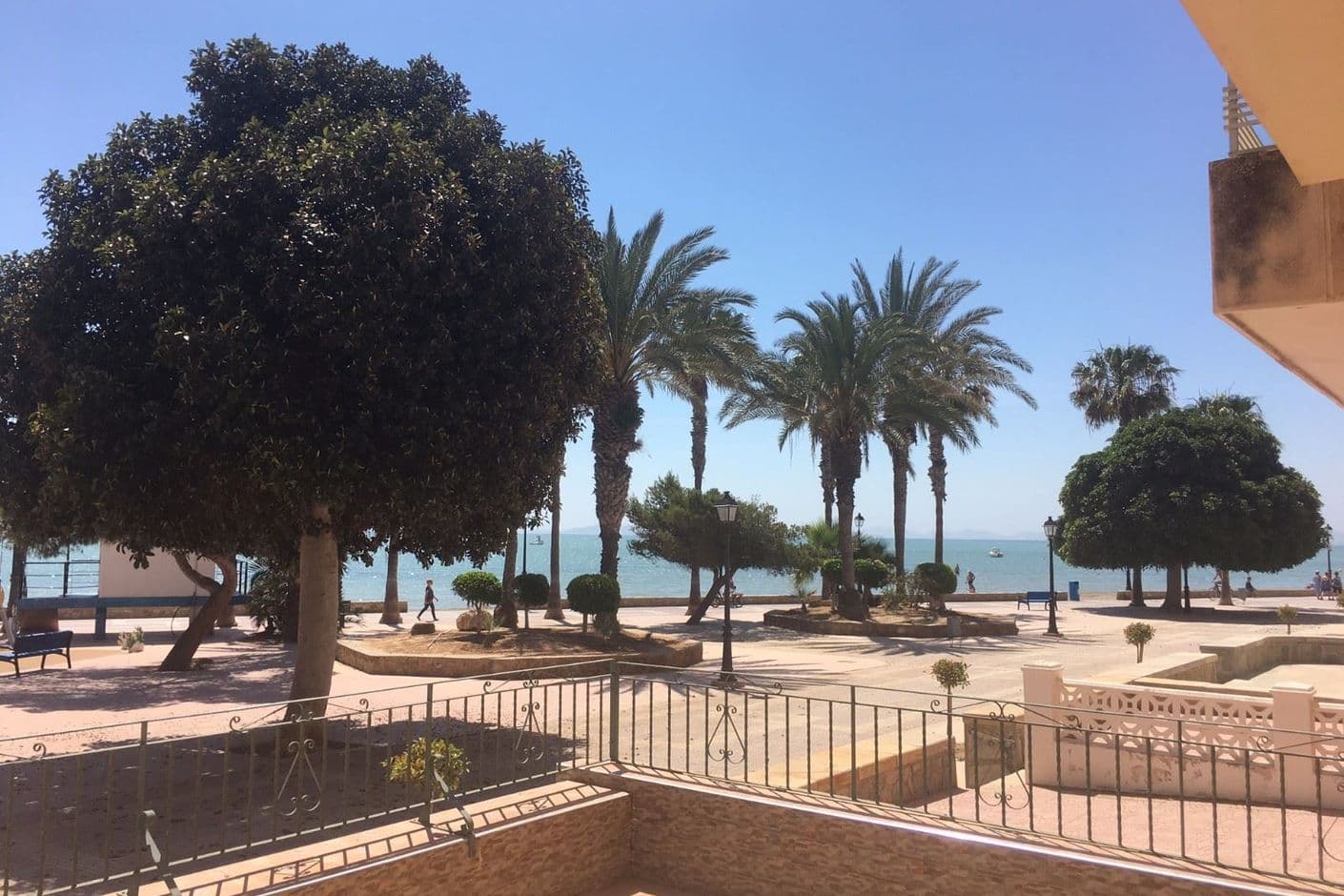 Markplanslägenhet med stor uteplats invid stranden