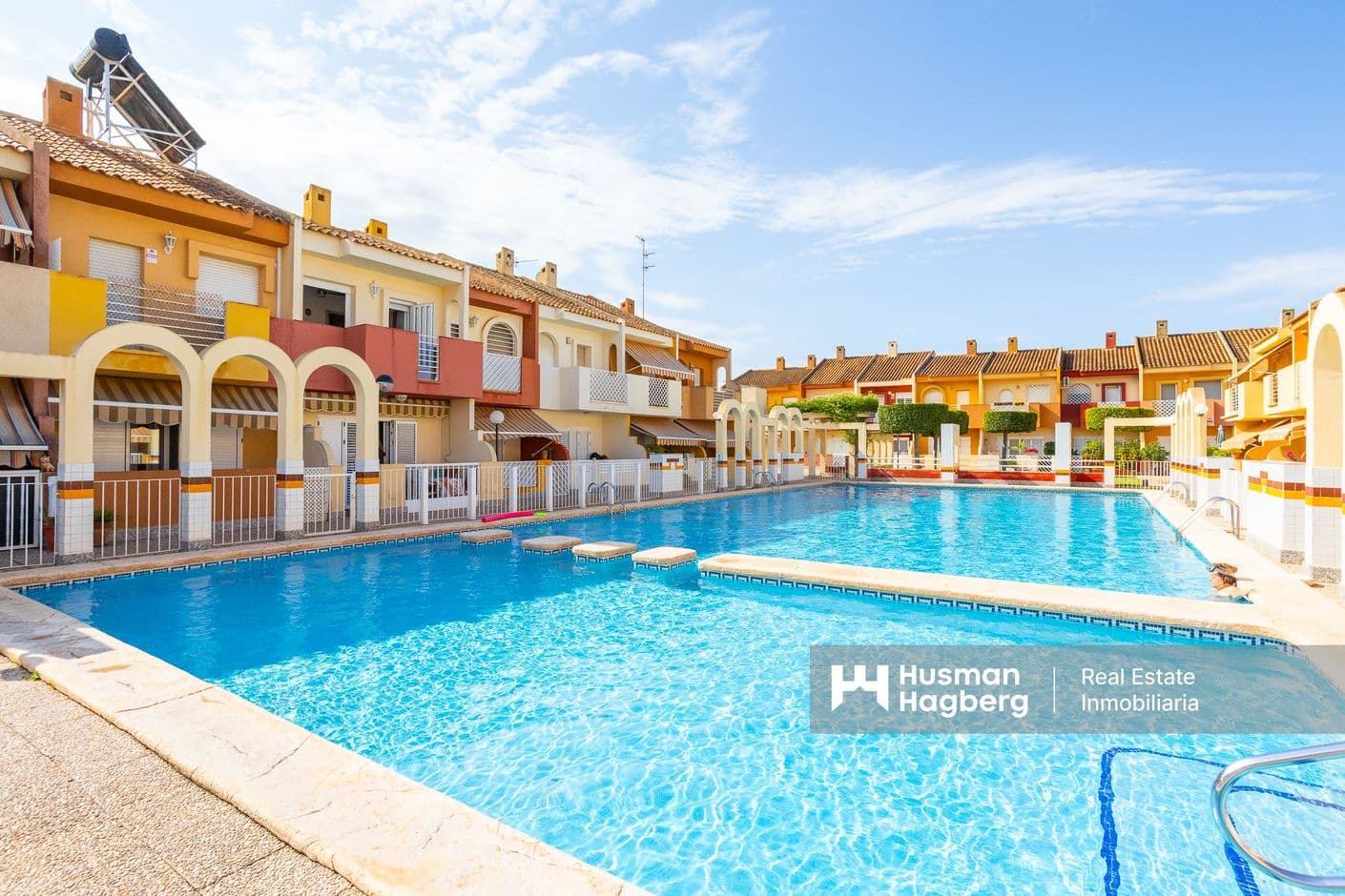 Charmigt radhus med kvällssol och gångavstånd till havet