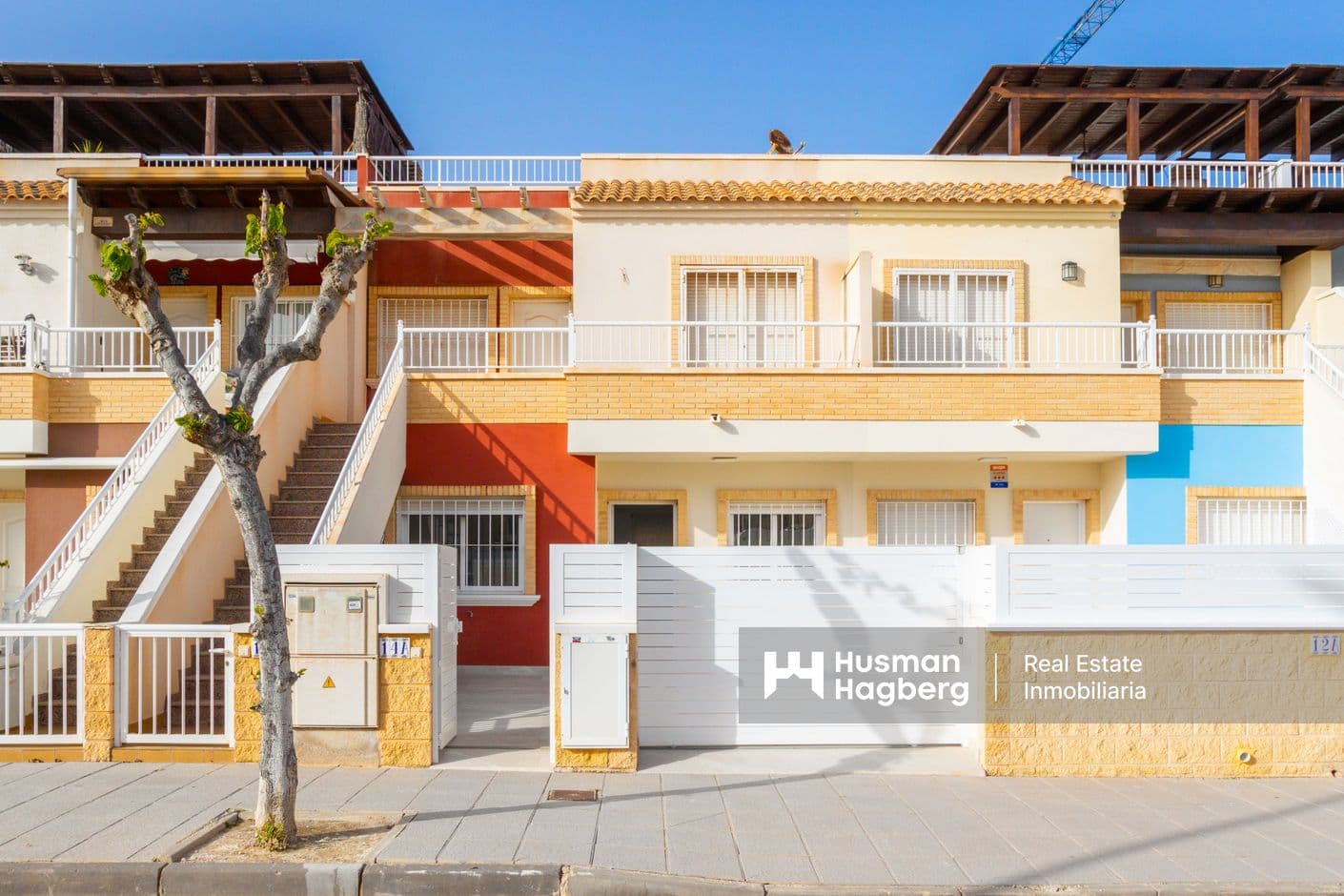 Nyrenoverad markplanslägenhet med två uteplatser