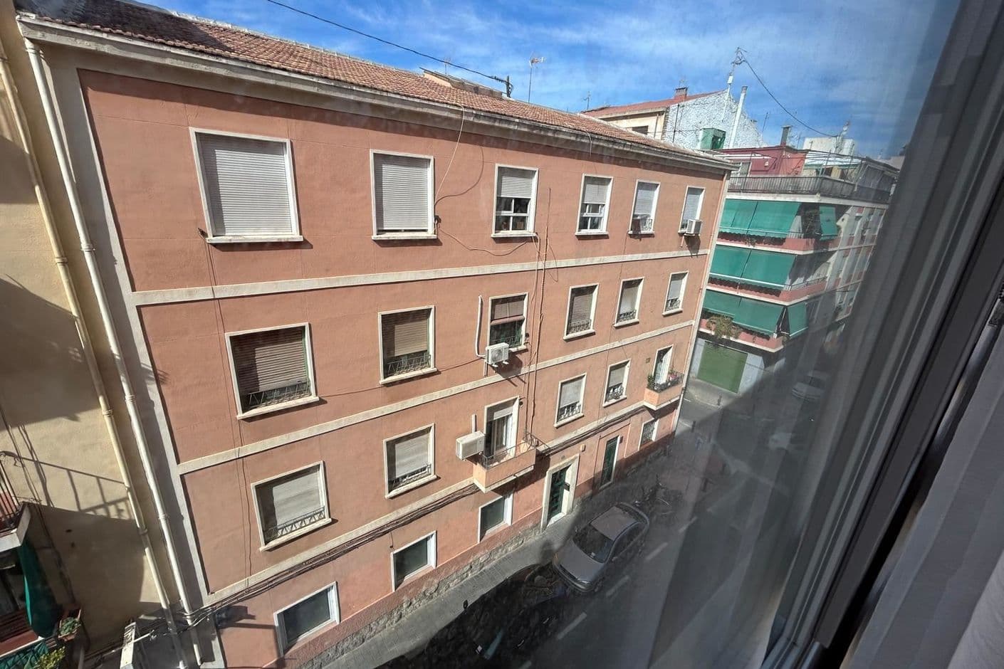 Rymlig lägenhet med balkong och tre sovrum i hjärtat av staden