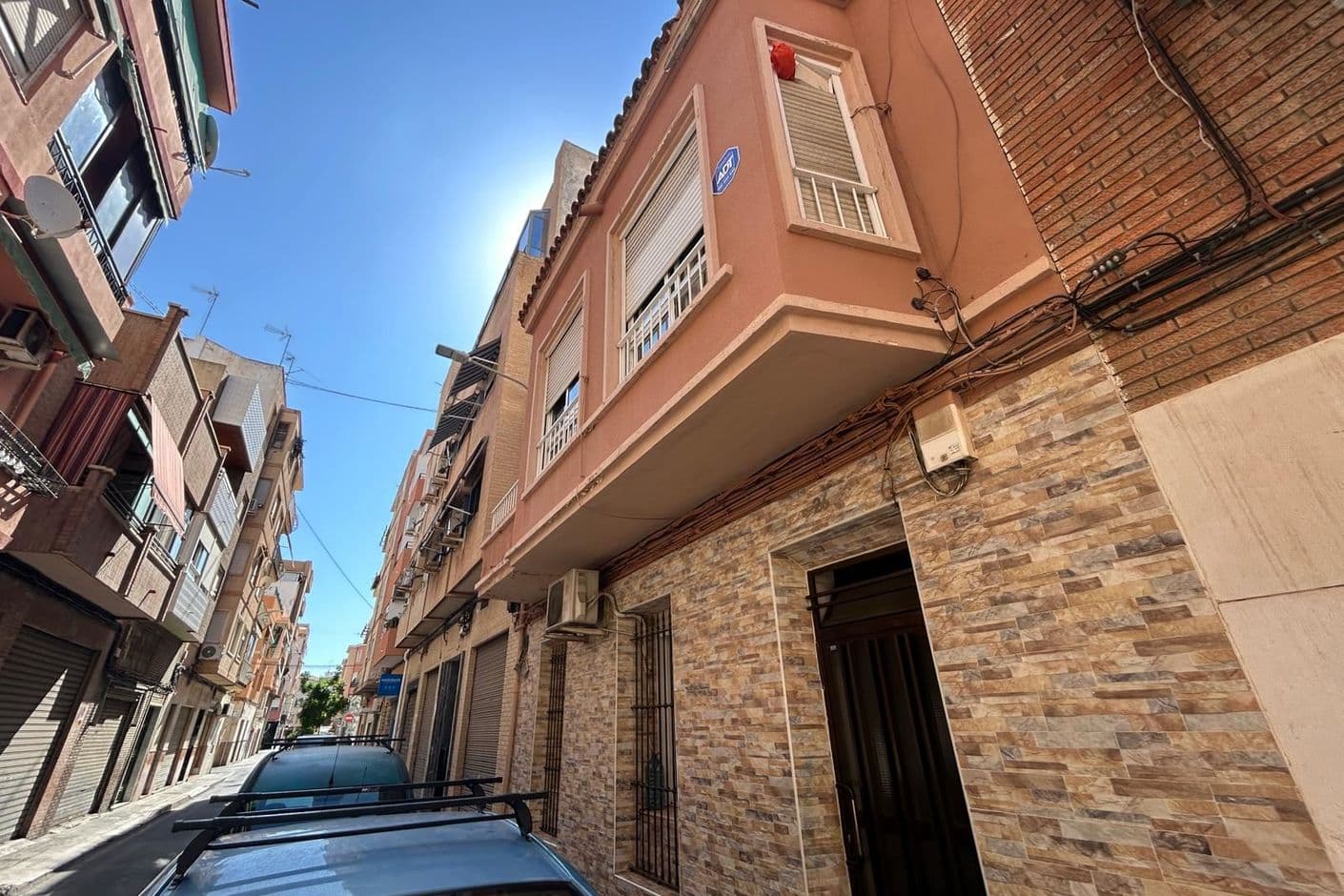 Modern lägenhet med balkong, pool och trädgård