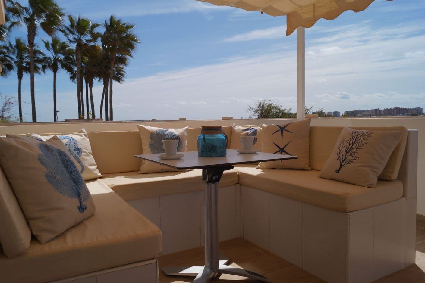 Modern och strandnära lägenhet med stor terrass och gemensam pool