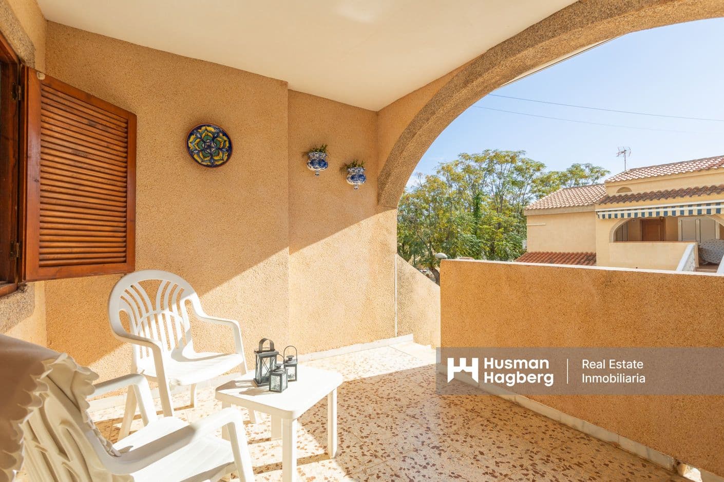 Radhus med trädgård och balkong i soligt läge