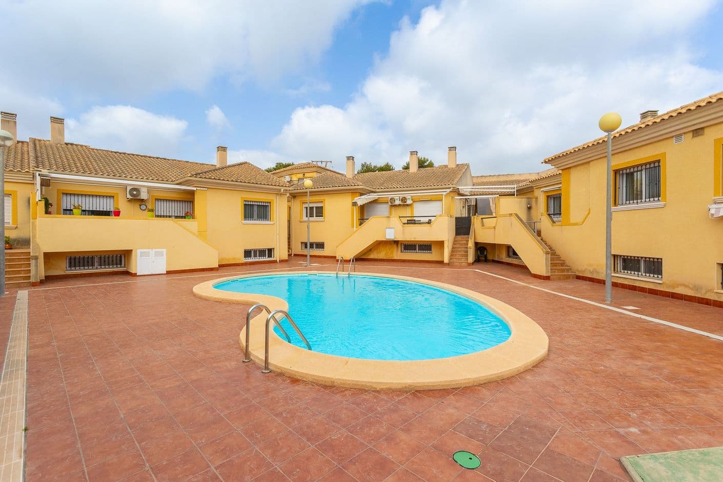 Stort radhus med gemensamt poolområde