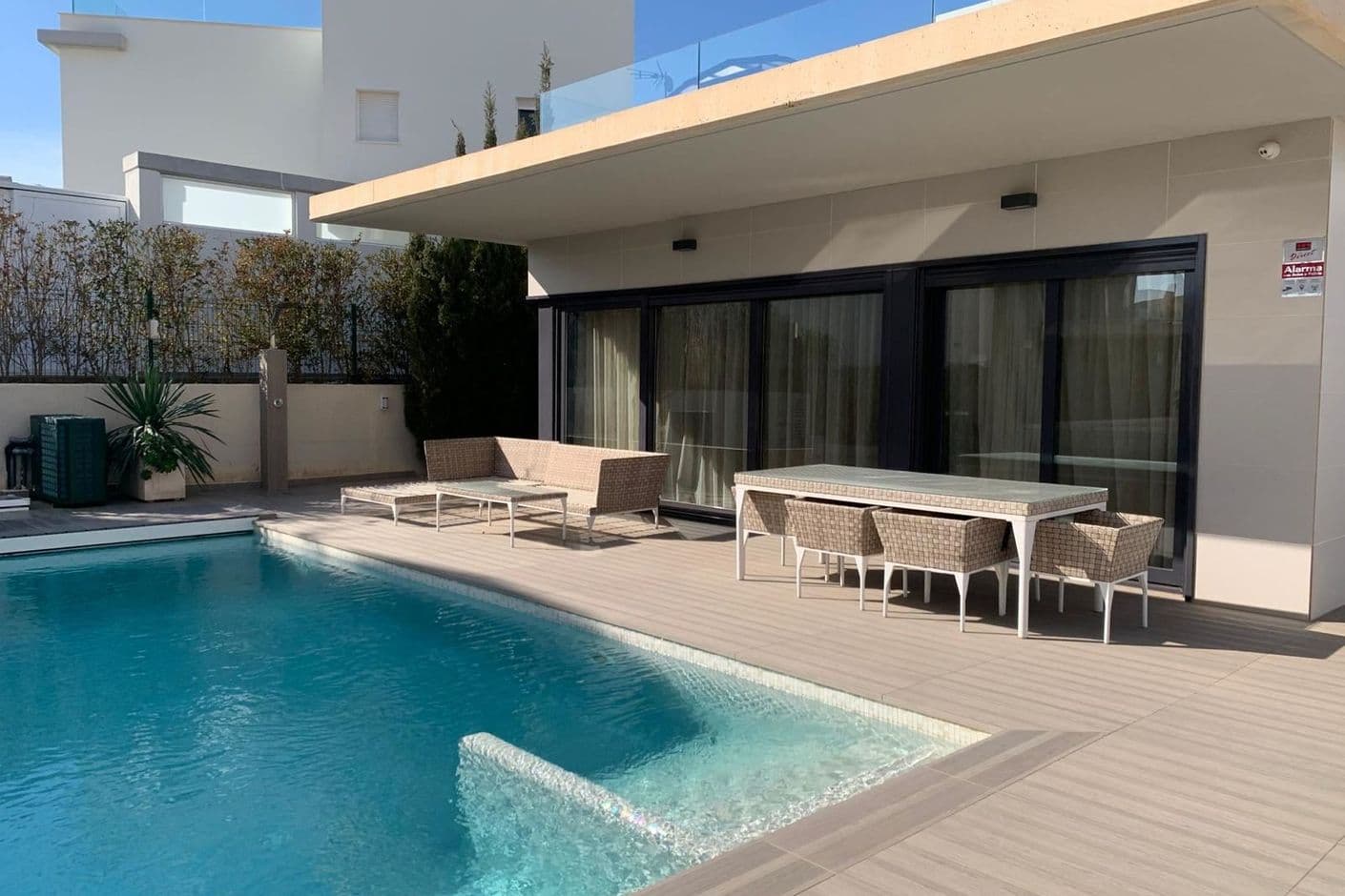 Modern familjevilla med ljusa ytor, privat pool och soligt läge