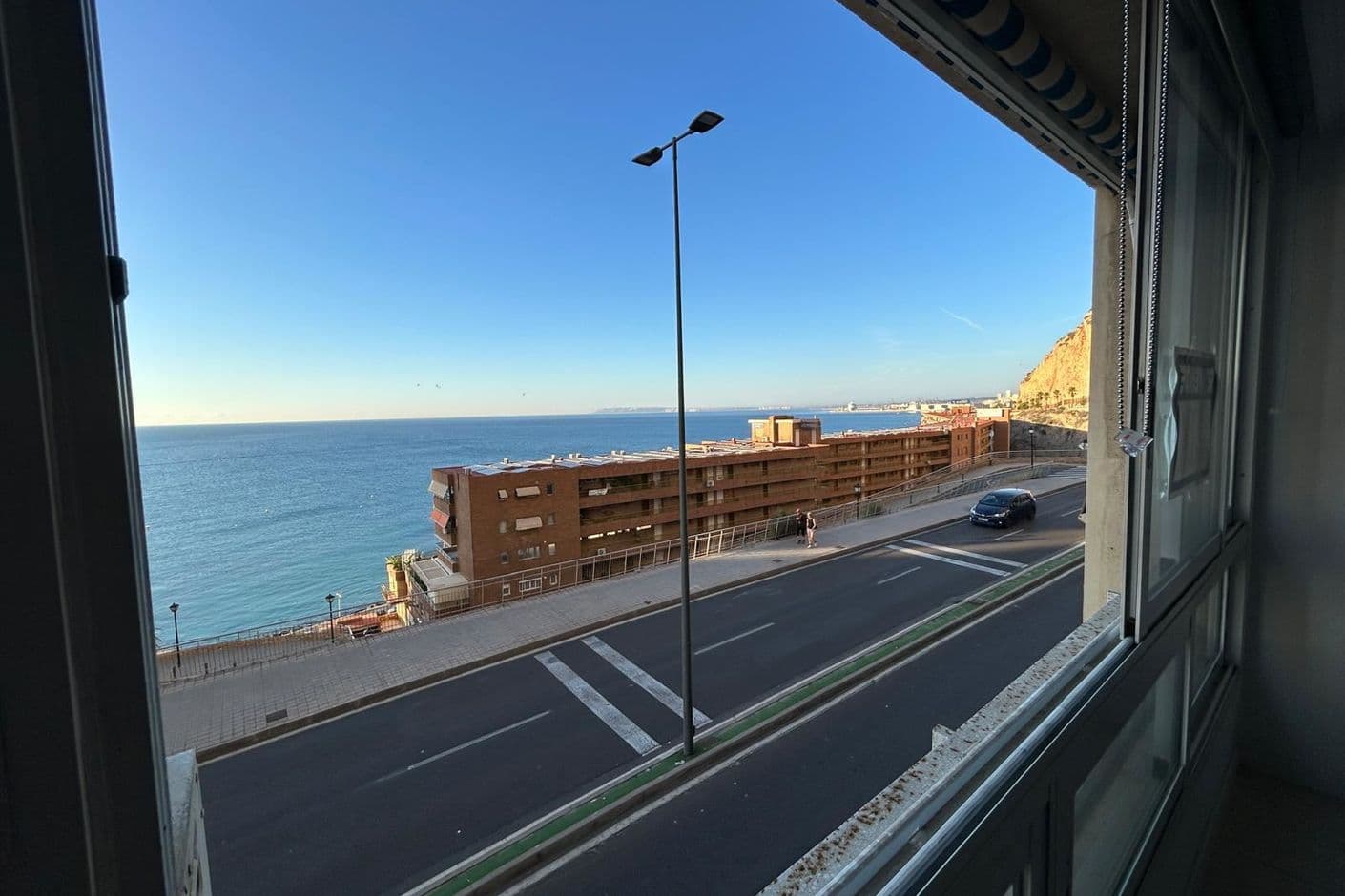 Ljus lägenhet med sydläge och hiss – bara några steg från havet