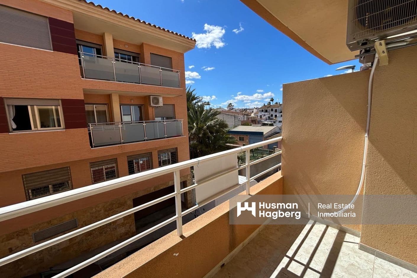 Lägenhet med rymlig balkong och gemensam pool