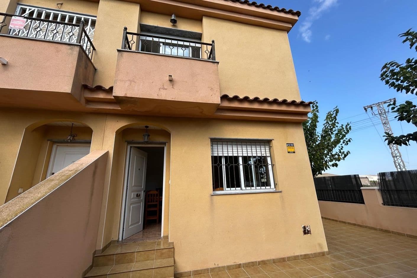 Charmigt radhus med rymlig uteplats nära havet