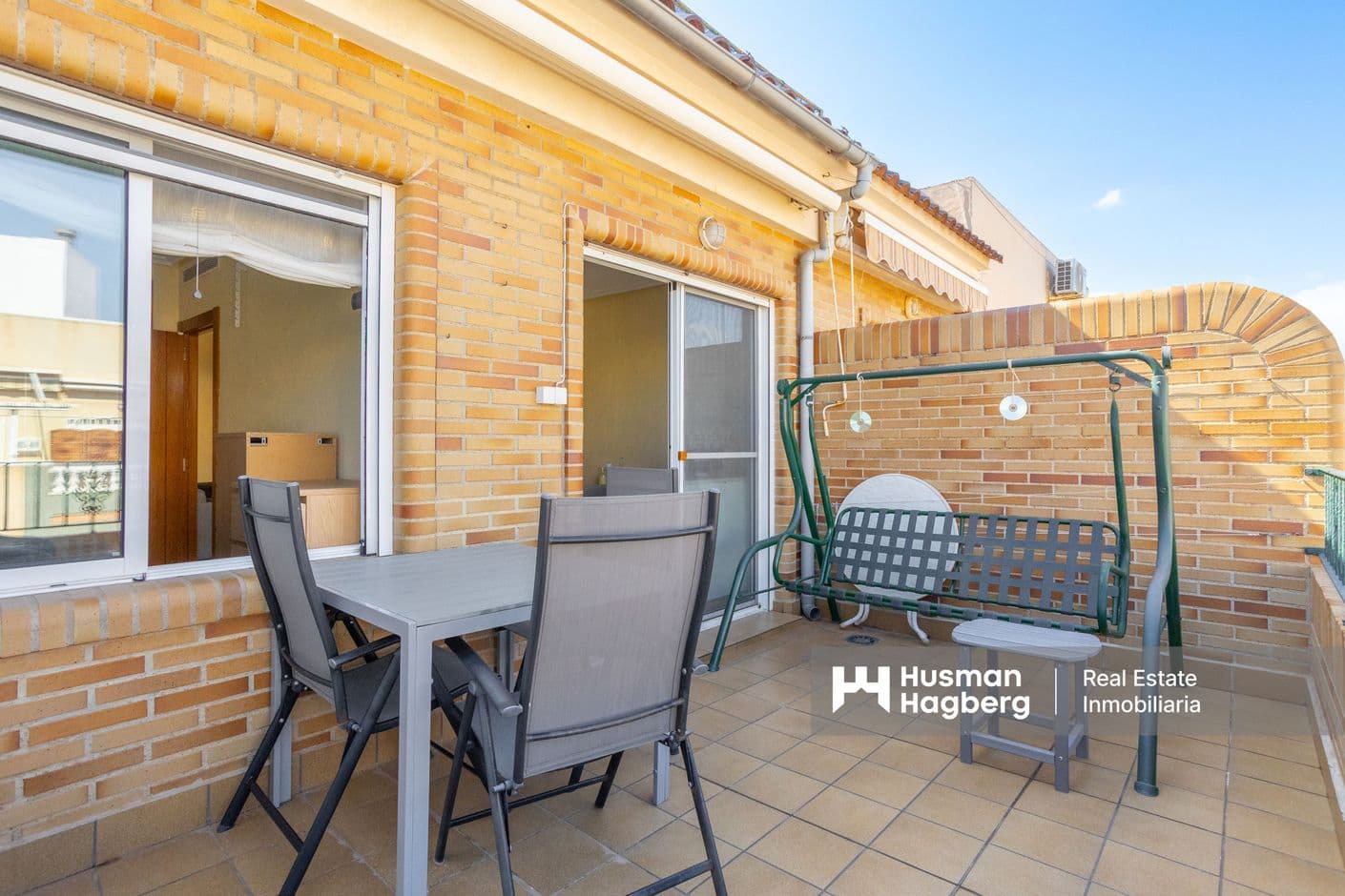 Penthouse with private roof terrace and garage – close to the beach