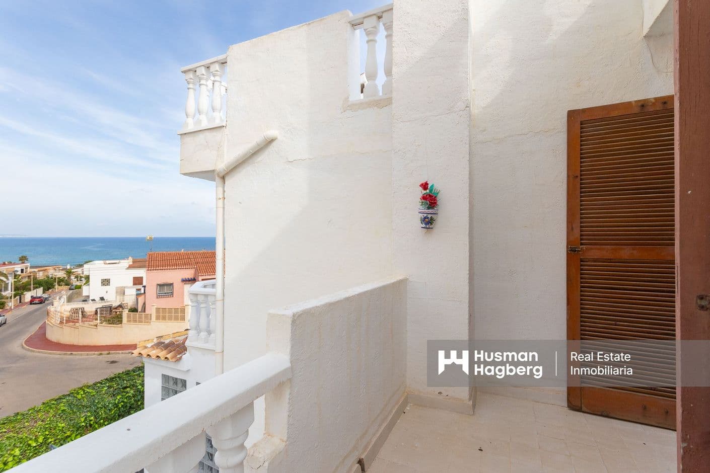 Charmigt radhus med takterrass i soligt läge och havsutsikt