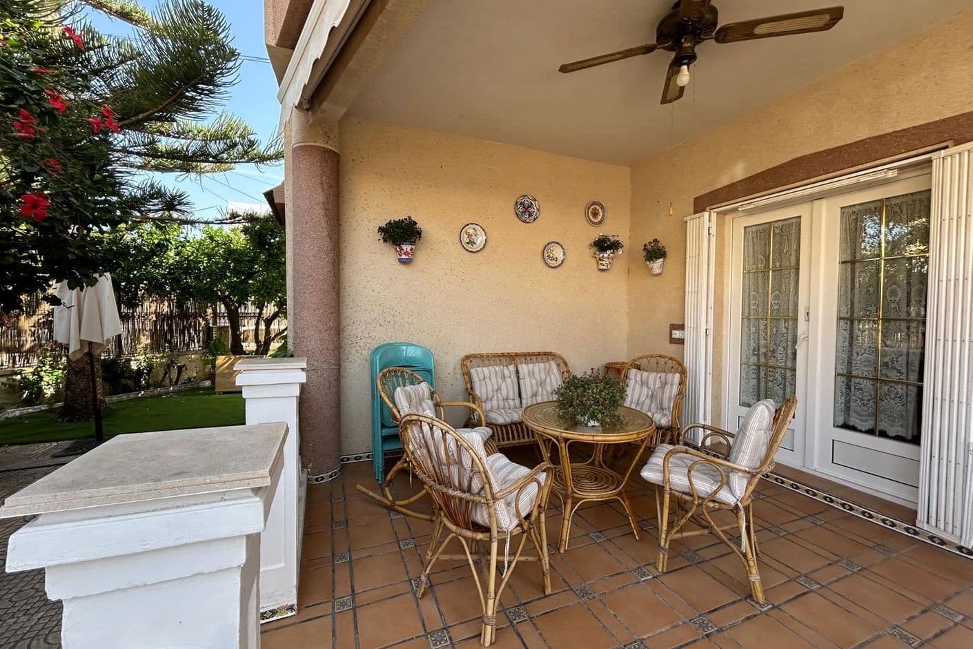 Ljus och rymd på hörntomt – ett harmoniskt hem med trädgård