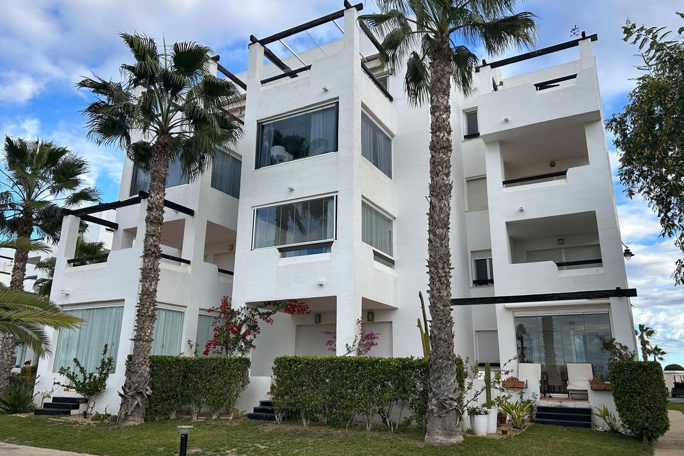 Ljus och trivsam lägenhet med utsikt mot grönskan