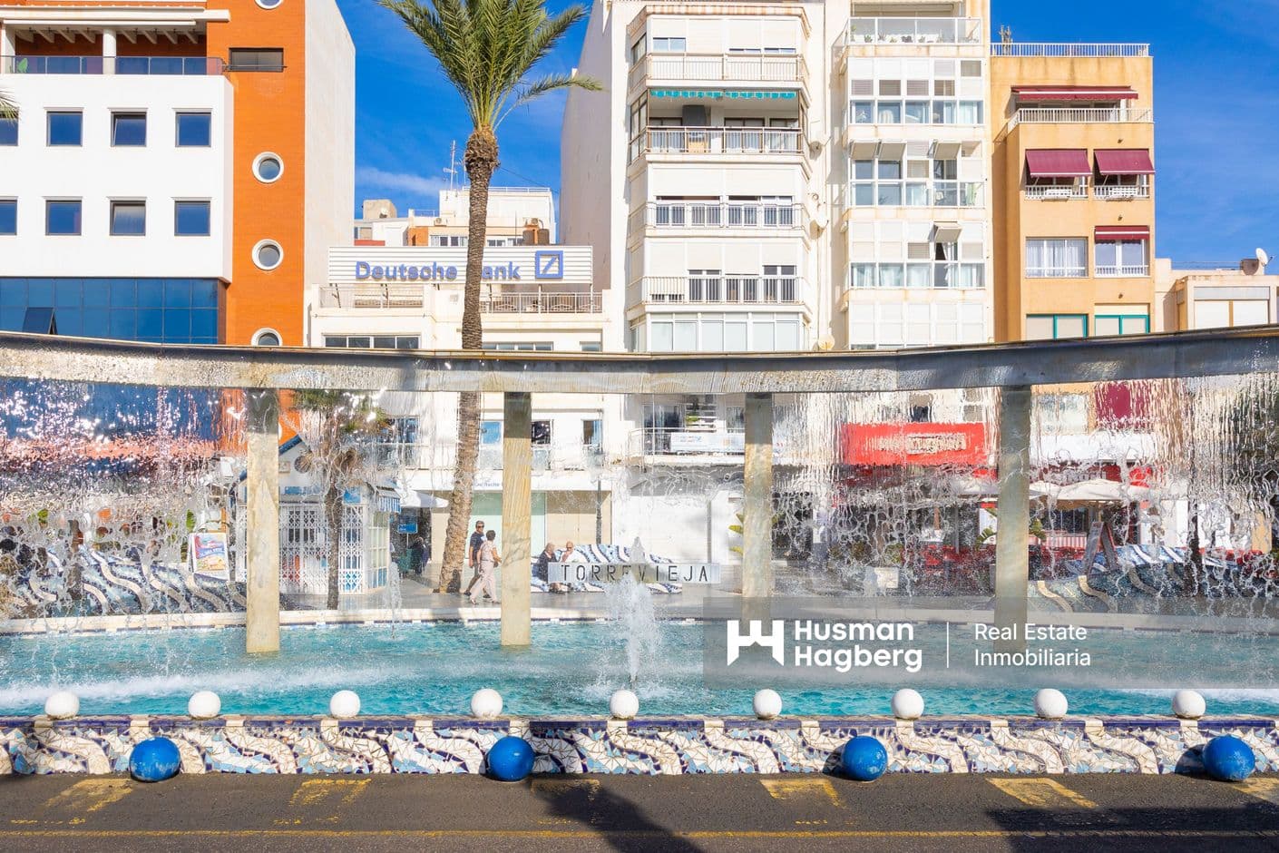 Välplanerad lägenhet med inglasad balkong nära havet