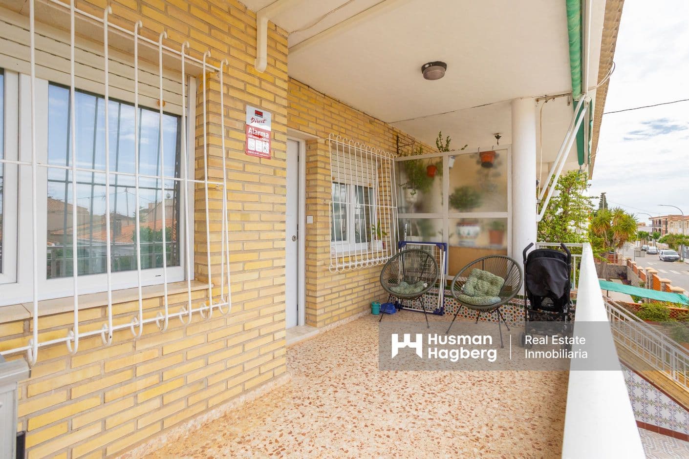 Nyrenoverad lägenhet med terrass nära stranden