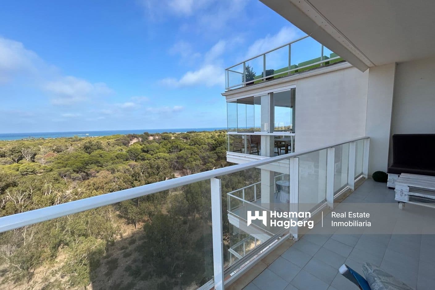 Lägenhet med terrass, gemensam pool och padelbana