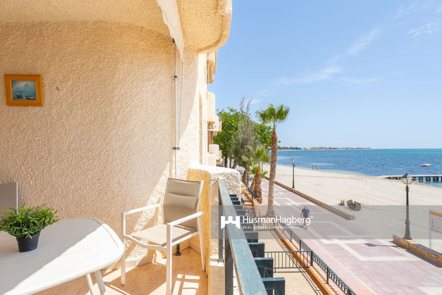 Lägenhet med balkong på första linjen från havet!