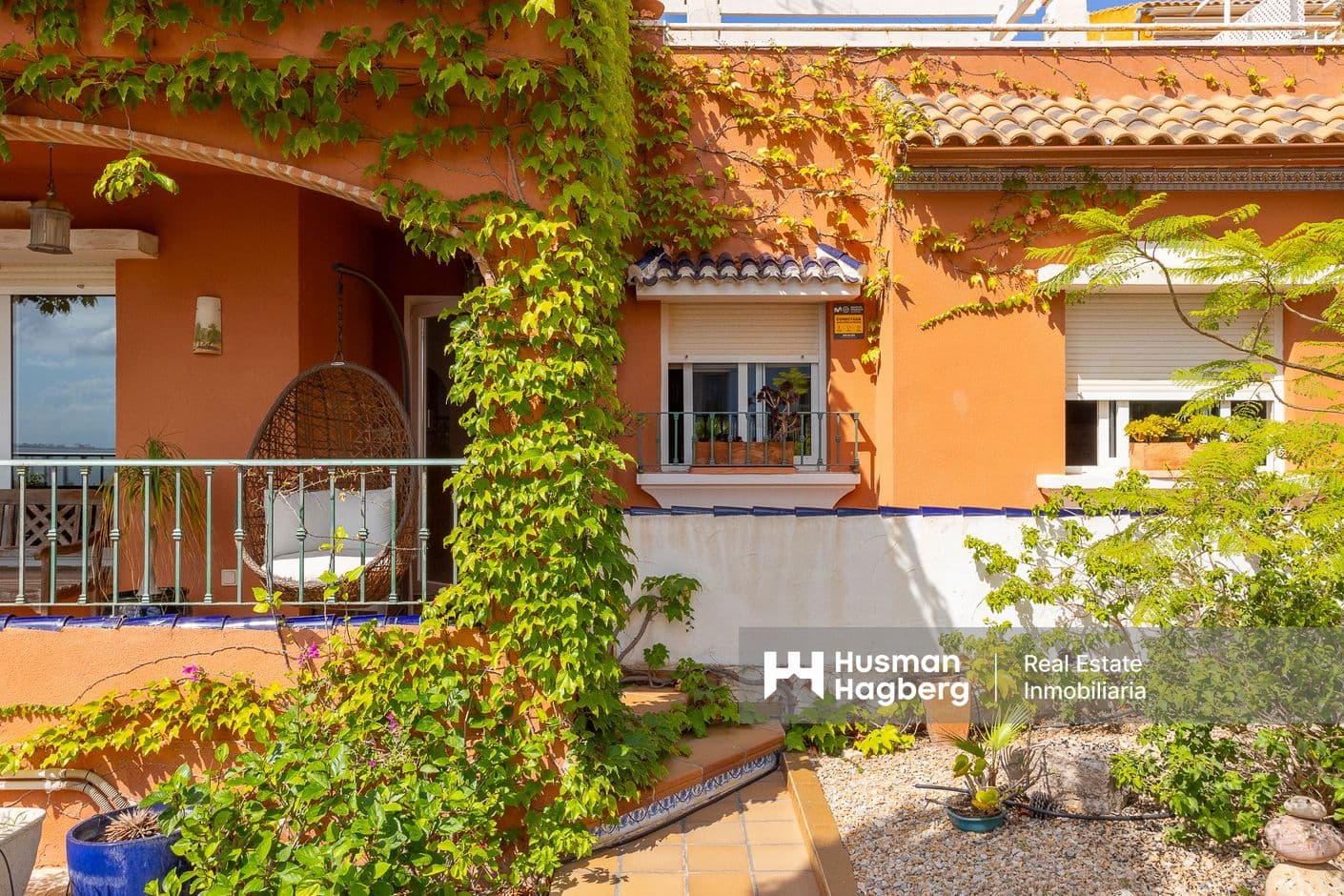 Radhus med uteplats, takterrass och garage. Gemensamt poolområde.