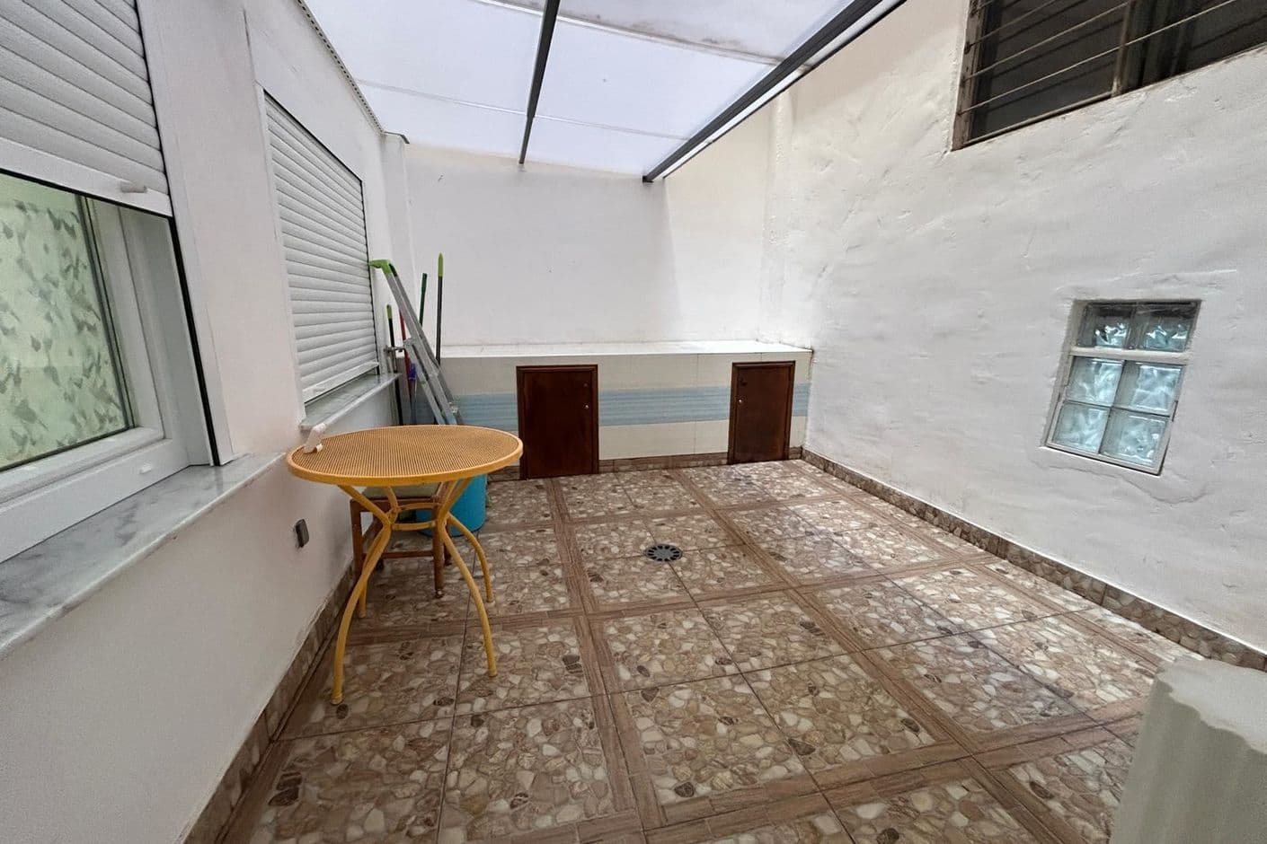 Rymlig markplanslägenhet med fem sovrum och privat patio