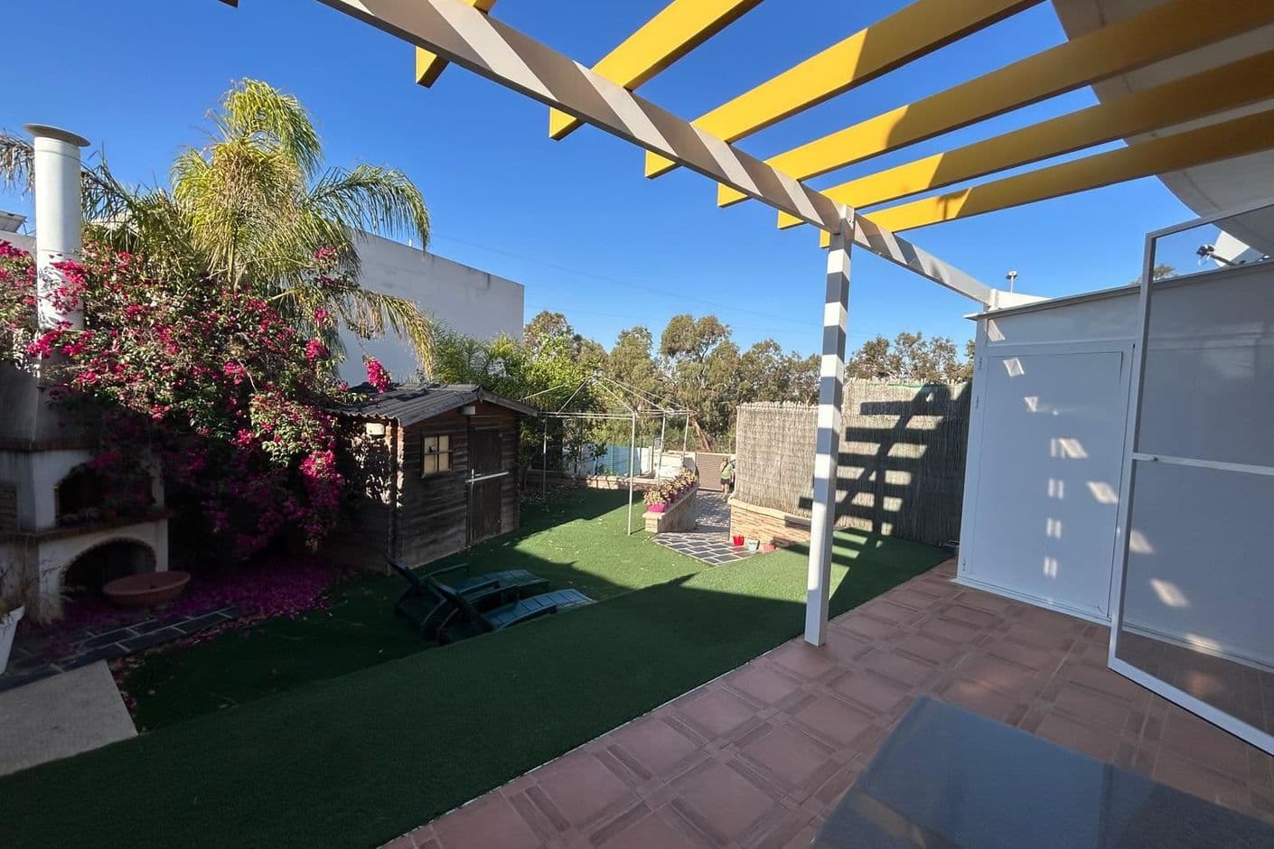 Ljusfyllt radhus i solen – en oas nära havet